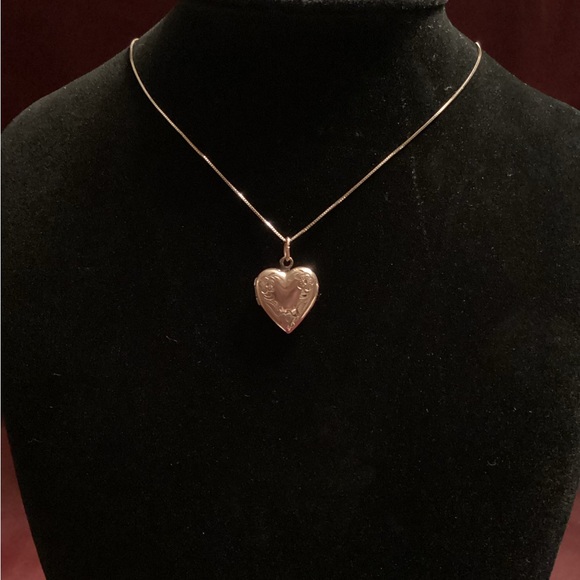 10k Yellow Gold Heart Locket - Picture 4 of 10